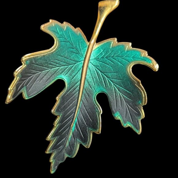 Vintage Maple Leaf Enamel Brooch Green  Gold tone Pin  Retro Jewelry - Picture 1 of 7